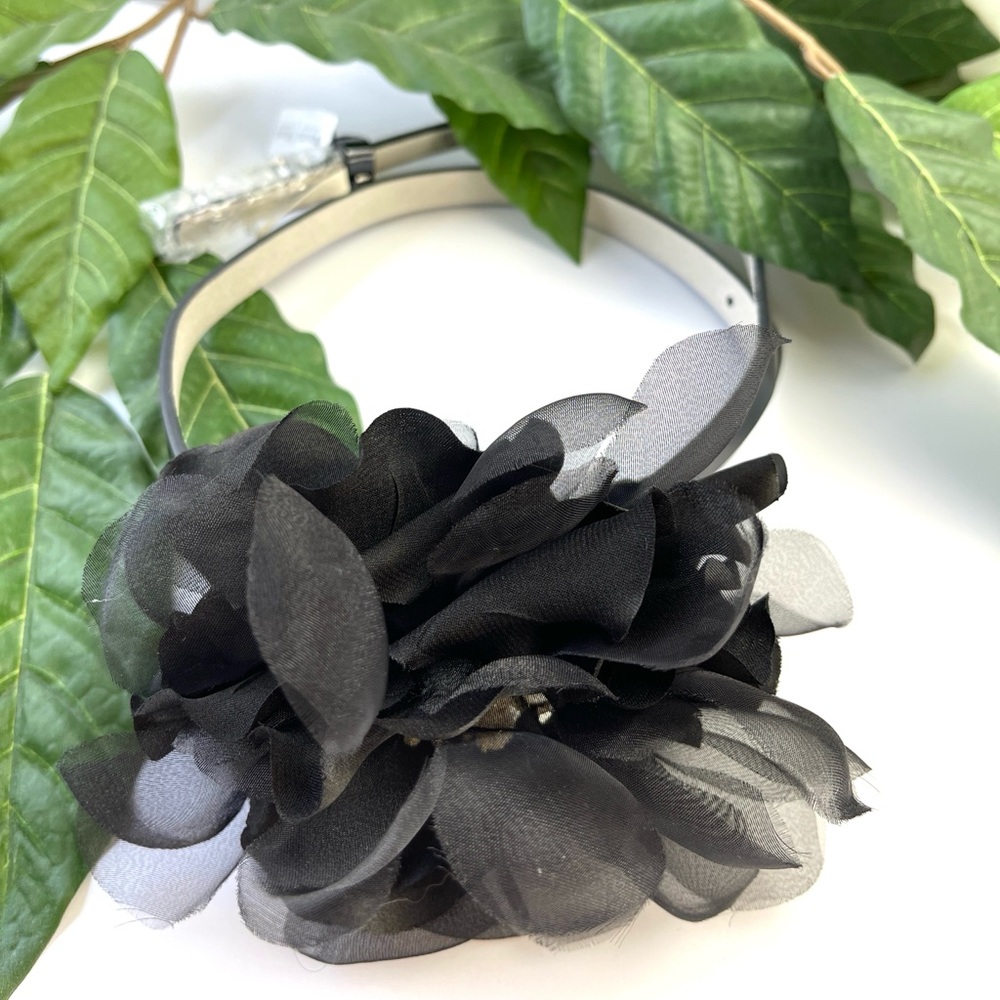 WHBM BLACK PATENT LEATHER FLOWER SKINNY BELT - Picture 4 of 8